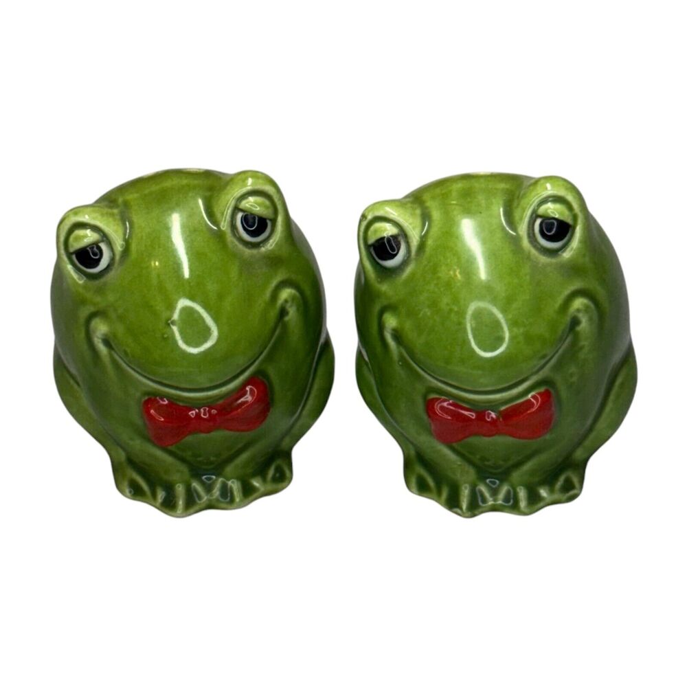 Vintage Pair of Green Happy Frog with Bowtie Salt & Pepper Shakers Ceramic - Picture 1 of 6